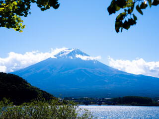 10月の秋晴れに映える富士山と富士河口湖の美しい絶景風景