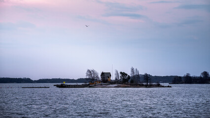 Obraz premium Sunset casts golden hues on Helsinki’s tiny island home.