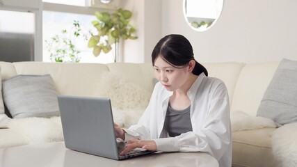 パソコントラブルでパニックになる女性