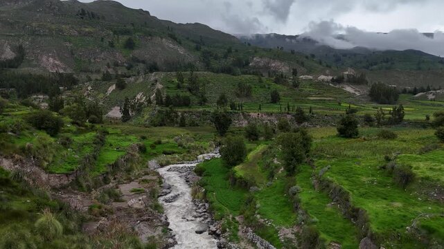 R&iacute;o Caudaloso y Terrazas de Cultivo en Valle Andino Profundo
