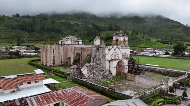 Vista A&eacute;rea Cercana de Ruinas de Iglesia Colonial Andina