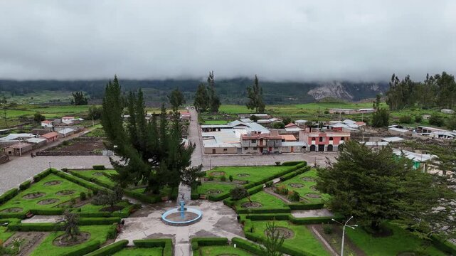 Vista A&eacute;rea de la Plaza Principal y Pueblo Andino bajo la Niebla