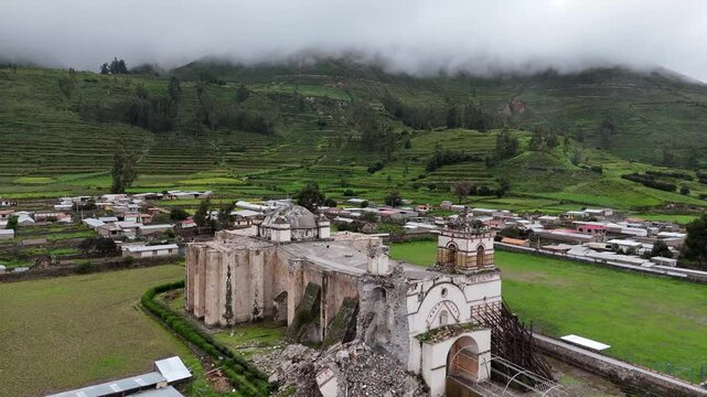 Iglesia Colonial Andina en Ruinas (Post-Sismo) y Pueblo