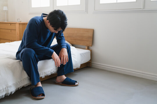 気分が悪い寝起きの若い男性　ライフスタイルイメージ