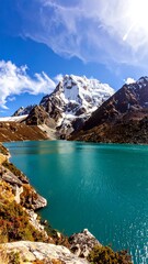 Obraz premium Turquoise lake with snowy mountain peaks