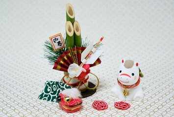 可愛い馬の置物と七宝柄の背景の年賀状素材