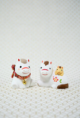 可愛い馬の置物と七宝柄の背景の年賀状素材