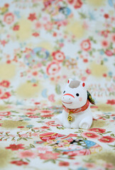 可愛い馬の置物と和柄の背景の年賀状素材