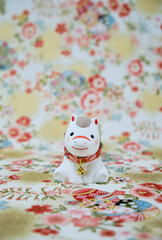 可愛い馬の置物と和柄の背景の年賀状素材