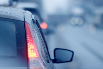 Obraz premium Autumn on a city highway, blurred background, traffic in gloomy weather, cars, cloudy day