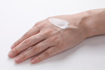 손등에 바른 로션, 크림 제형