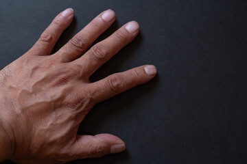 黒背景に手を置く	