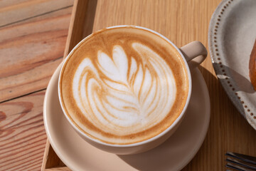 おしゃれなカフェでコーヒーを飲む	