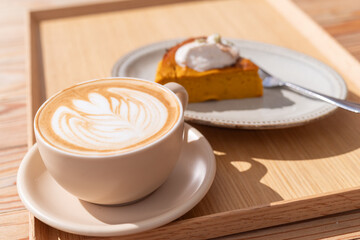 おしゃれなカフェでコーヒーを飲む	