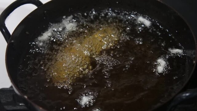 カボチャの天ぷらを揚げる様子