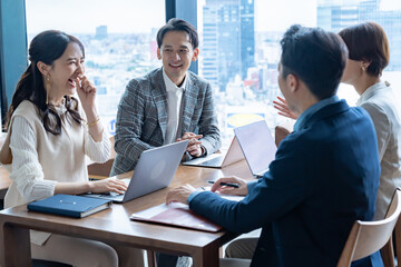 会議をする男女