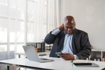 Naklejka premium African american man feeling neck pain using smartphone