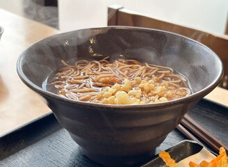 揚げ玉が乗った温かいそば