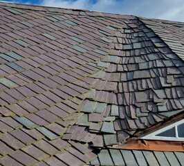 suspended facade made of square split tiles made of real slate. The roof is also covered with this durable material