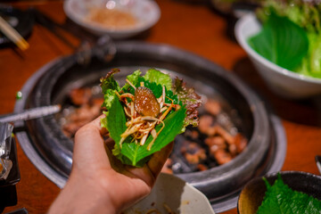 サムギョプサルを食べる_エゴマで包む