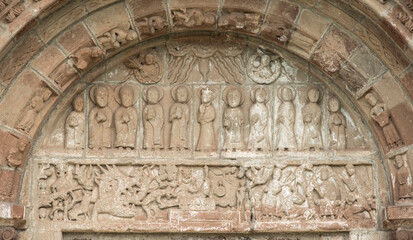 Tympan de l'église romane de Perse à Espalion, Aveyron, France