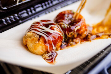 たこ焼きを食べる