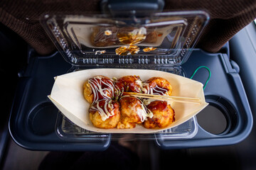 たこ焼きを食べる