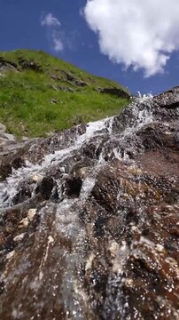 Ein Wasserfall flie&szlig;t  &uuml;ber Felsen eines Berges in den &Ouml;sterreichischen Alpen hinab. 