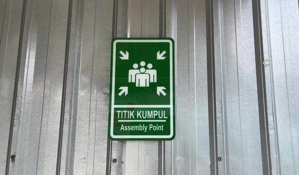 Emergency assembly point sign, indicating a designated safety gathering area in case of evacuation.  Side view. Green, white. icon, symbol.