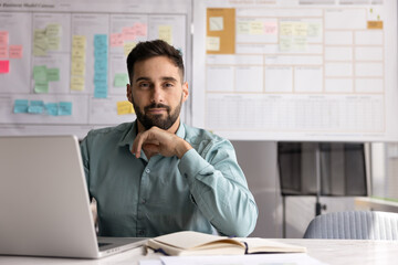 Naklejka premium Workplace portrait businessman working with notebook papers in Agile office