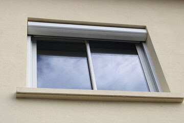 Volet roulant blanc automatique de fenêtre