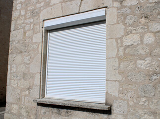 Volet roulant blanc automatique de fenêtre