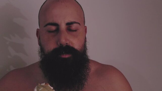 Video en primer plano de una persona comiendo un croissant relleno de crema de pistacho. El protagonista saborea el postre con expresi&oacute;n de placer y satisfacci&oacute;n, con gestos naturales de disfrute