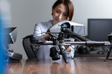 ドローン研究開発する女性