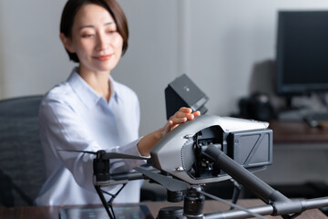 ドローン研究開発する女性