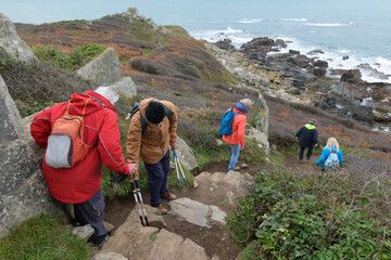 Groupe de randonneurs sur un sentier côtier en Bretagne