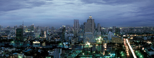 Naklejka premium Bangkok Cityscape Twilight Chao Phraya River Skyline, High Angle
