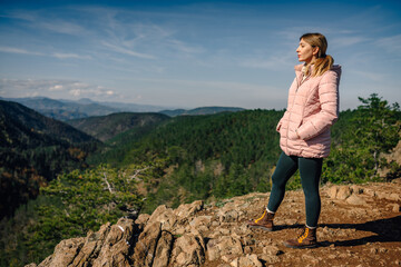 Naklejka premium Woman hiking mountain, enjoying outdoor nature viewpoint
