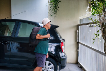 man carrying backpack going out to the park wearing bucket hat