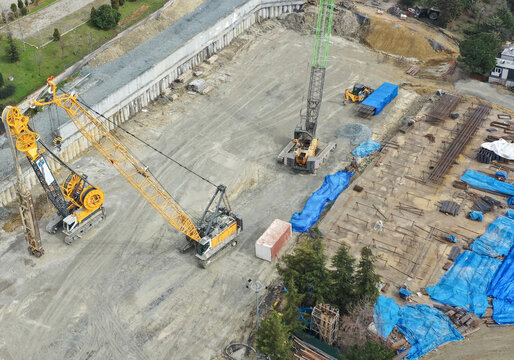 Aerial view of heavy machinery stands stark against the pale earth, a construction site near Avc&Auml;&plusmn;lar, &Auml;&deg;stanbul, as progress reshapes the skyline, Avc&Auml;&plusmn;lar, &Auml;&deg;stanbul, T&Atilde;&frac14;rkiye.
