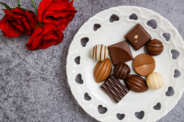赤色の薔薇とチョコレート