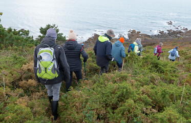 Groupe de randonneurs sur un sentier côtier en Bretagne