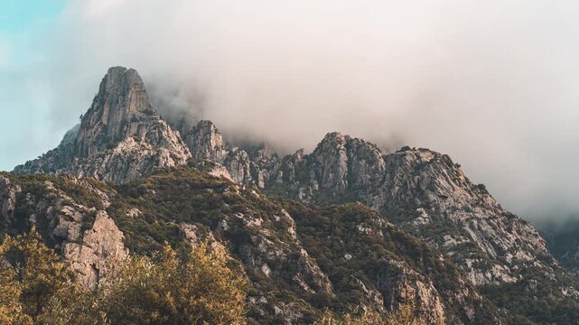 Wolken umspielen die Berggipfel von Capu d'Ortu, Signore Occidentale und Signore Centrale auf der franz&ouml;sischen Mittelmeerinsel Korsika. Die Zeitrafferaufnahme zeigt das Schauspiel eindr&uuml;cklich.