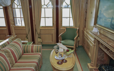 Doppelbett mit Dekokissen in Deluxe Suite auf Kreuzfahrtschiff - Opulent Art Nouveau interior design inside luxury suite onboard classic cruiseship cruise ship liner