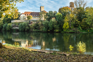 Panoramaansicht der Rathausburg mit Reflexion in Lauffen am Neckar mit salierzeitlichem Wohnturm.
