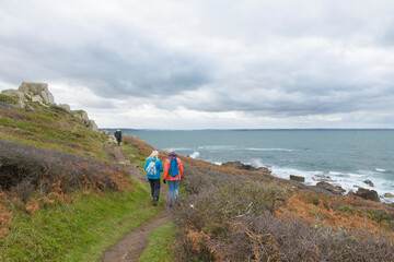 Groupe de randonneurs sur un sentier côtier en Bretagne