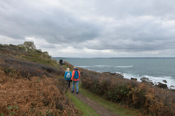Groupe de randonneurs sur un sentier côtier en Bretagne