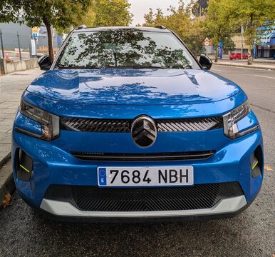 Vista frontal de un autom&oacute;vil Citro&euml;n C3 aparcado en una calle de Madrid, Espa&ntilde;a, 28 de octubre de 2025