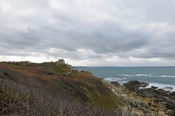 Groupe de randonneurs sur un sentier côtier en Bretagne