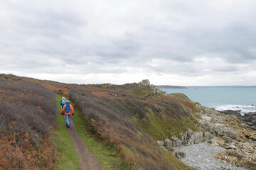 Groupe de randonneurs sur un sentier côtier en Bretagne